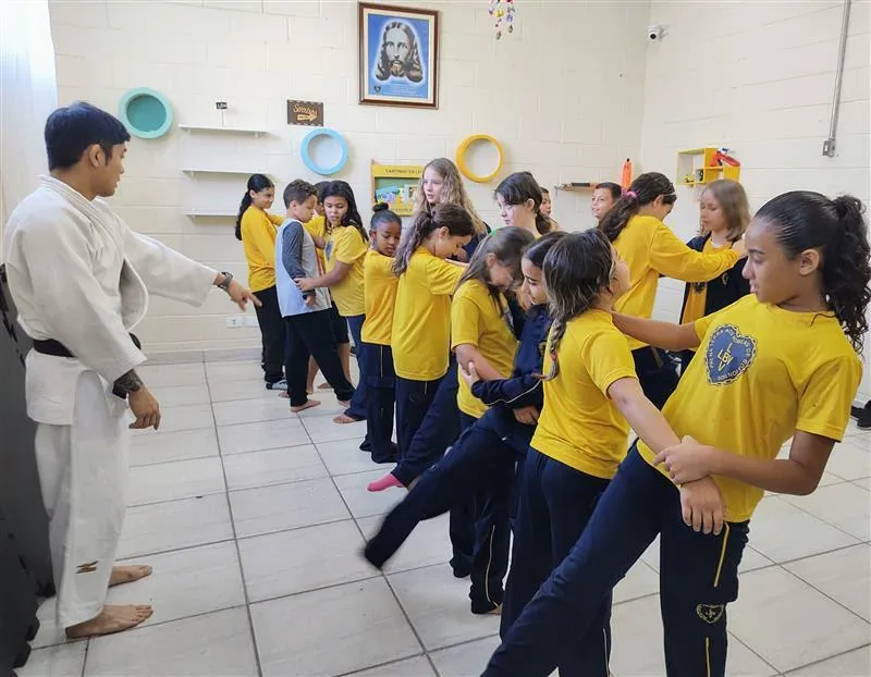 Medalhista desenvolve atividade de judô para crianças atendidas pela Legião da Boa Vontade
