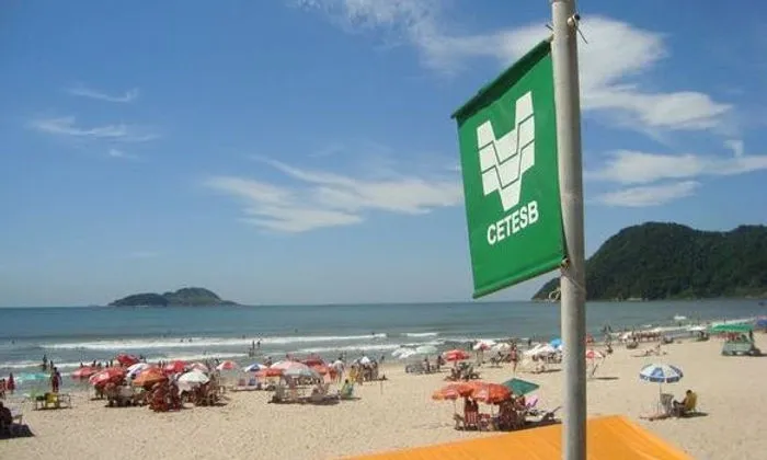 Bandeira vermelha ou verde: Cetesb avalia águas das praias e recomenda se são adequadas a banhistas 
