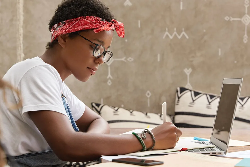 Apenas 43% dos estudantes indígenas e 51% dos pretos têm internet e computador para estudar em casa