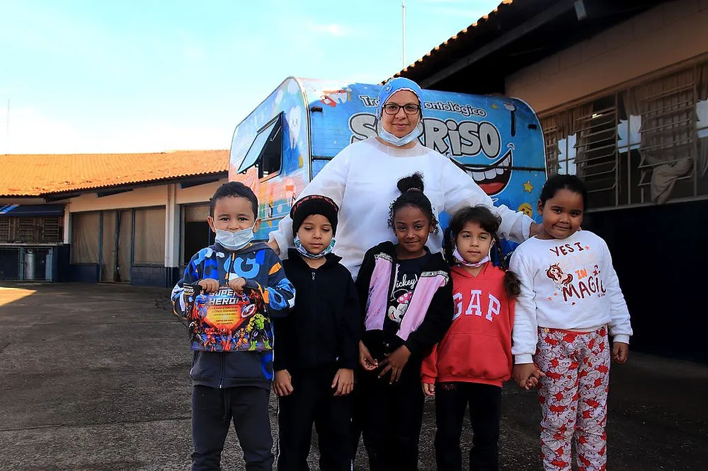 Trailer odontológico garante tratamento gratuito nas escolas municipais de Rio das Pedras (SP)