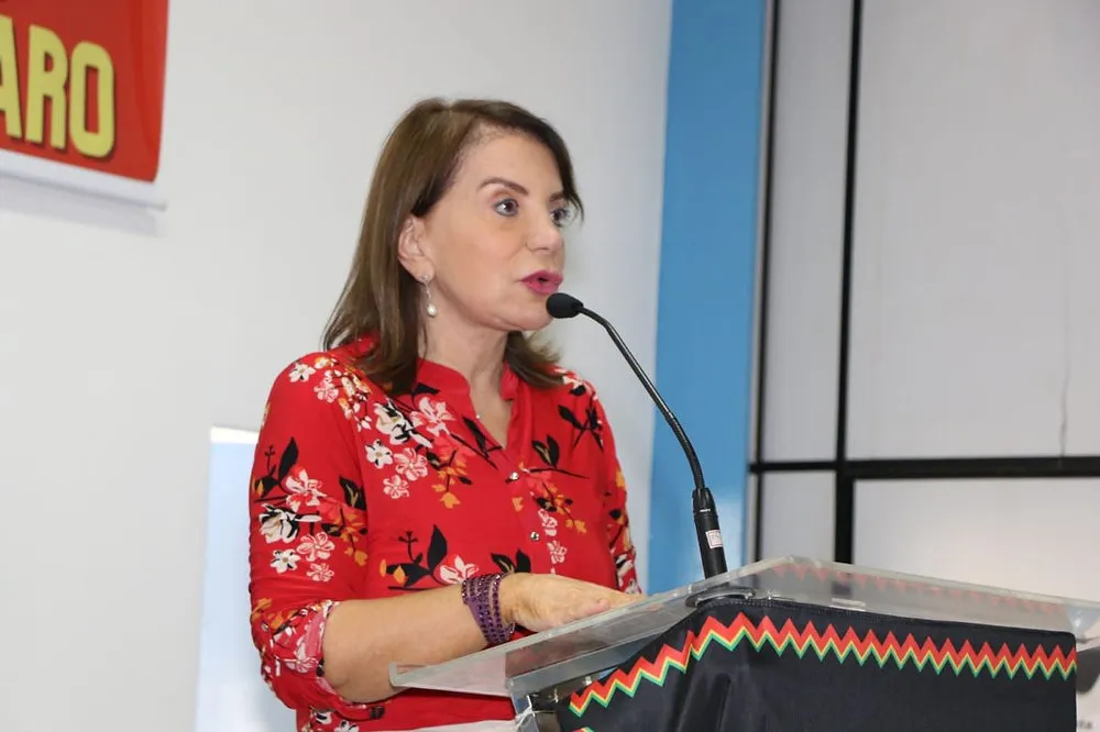 Deputada Professora Bebel faz defesa da democracia diante de ameaças de Bolsonaro