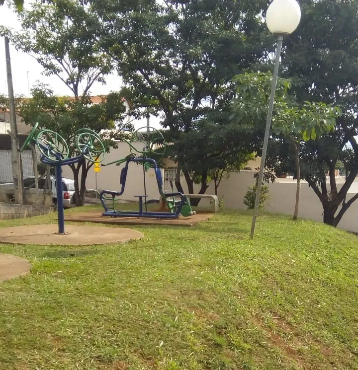 Moradores fazem limpeza da praça ao lado do Centro Comunitário da Vila Cristina, em Piracicaba 