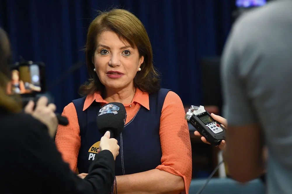 Bebel barra na Justiça distribuação do governo de material didático com erros nas escolas paulistas