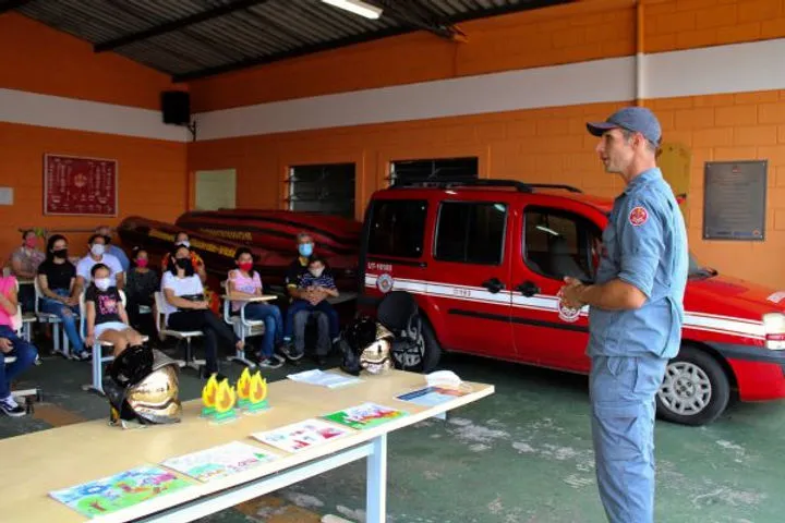 São Pedro (SP): alunos da rede municipal recebem prêmios do concurso “Bombeiros Mirins”