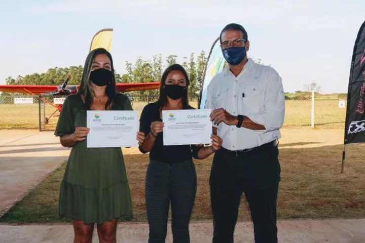 Prefeito de Piracicaba entrega certificados de quebra de recorde mundial para paraquedistas