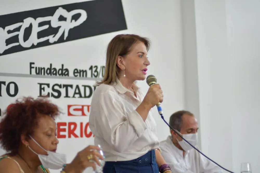Bebel diz que governador e secretário estadual da Educação destroem o ensino médio
