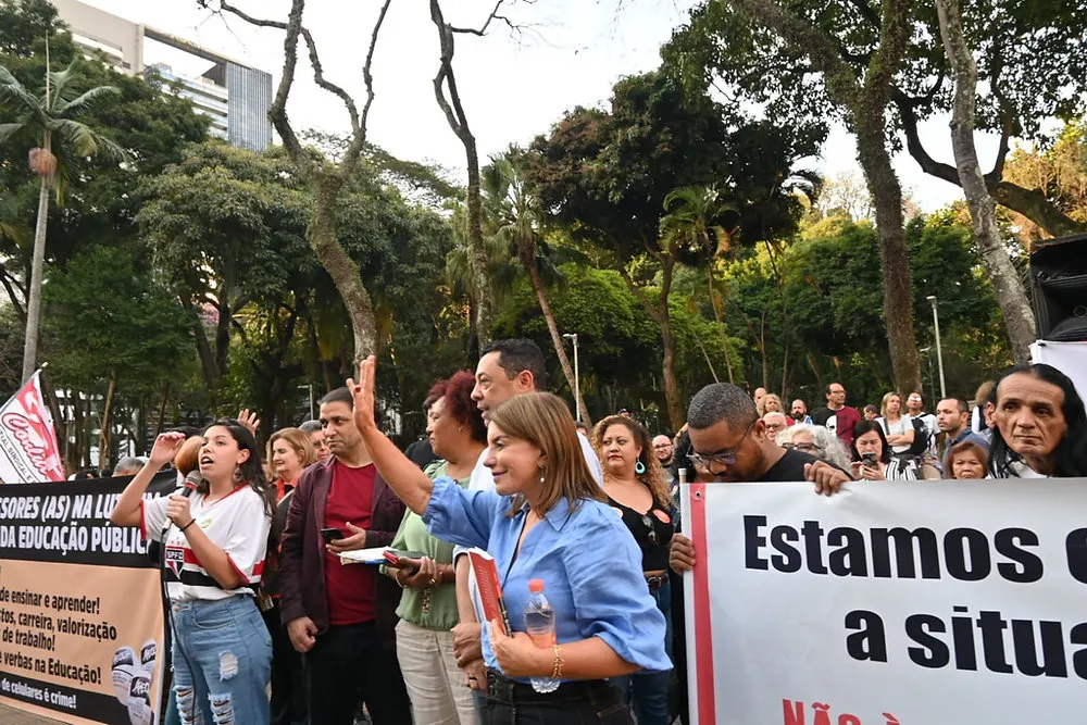 Após protestos da Apeoesp, governador volta atrás e mantêm livros do MEC no Estado de São Paulo