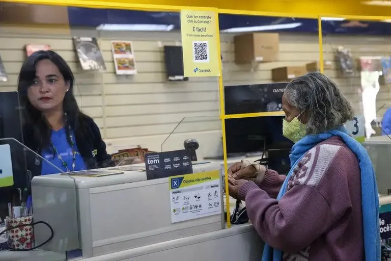 Em São Paulo, 634 agências dos Correios atendem aposentados e pensionistas para contestação de descontos indevidos do INSS