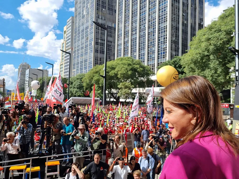 Bebel participa de evento do Dia 1º de Maio e comemora aniversário ao lado do presidente Lula