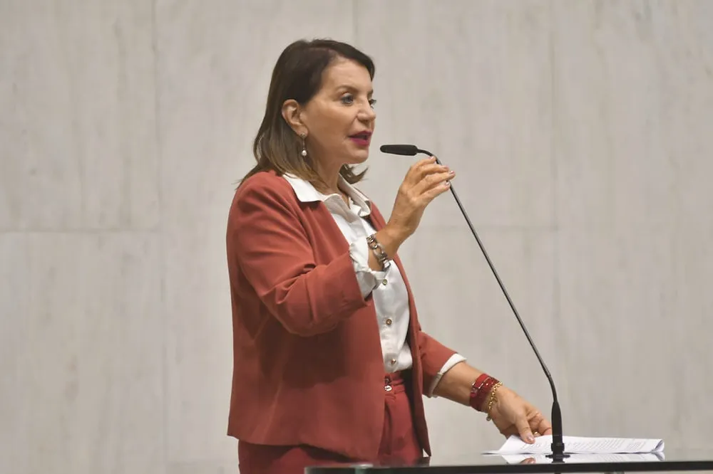 Deputada Professora Bebel comemora a volta do programa Mais Médicos