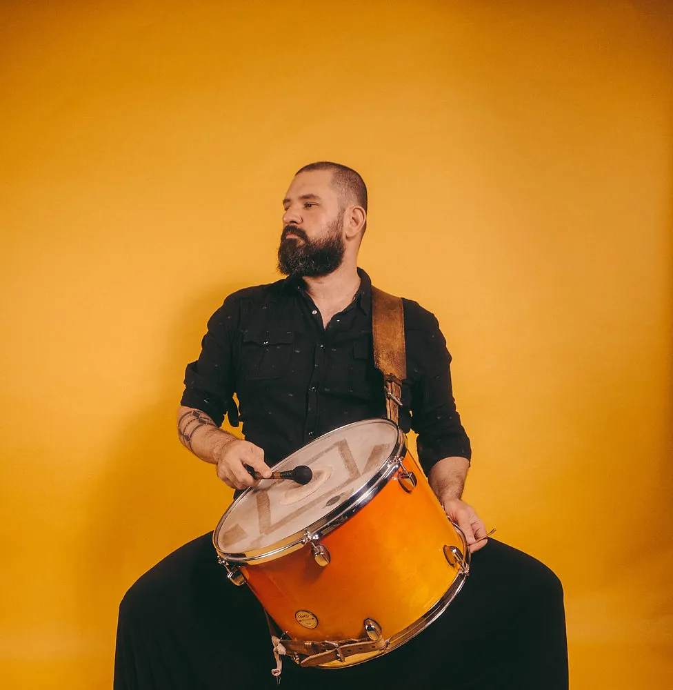 Vocalista e fundador da banda Zaíra, Rafael Beibi, lança primeiro álbum solo no Sesc Piracicaba