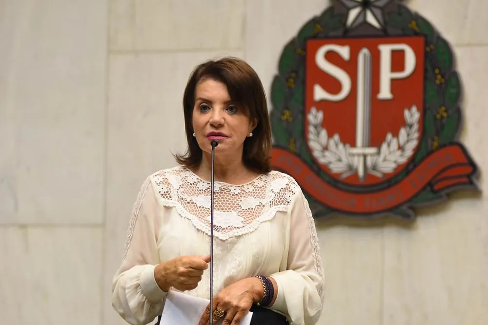 Deputada Bebel comemora aprovação de PL que obriga distribuição de absorventes nas escolas públicas