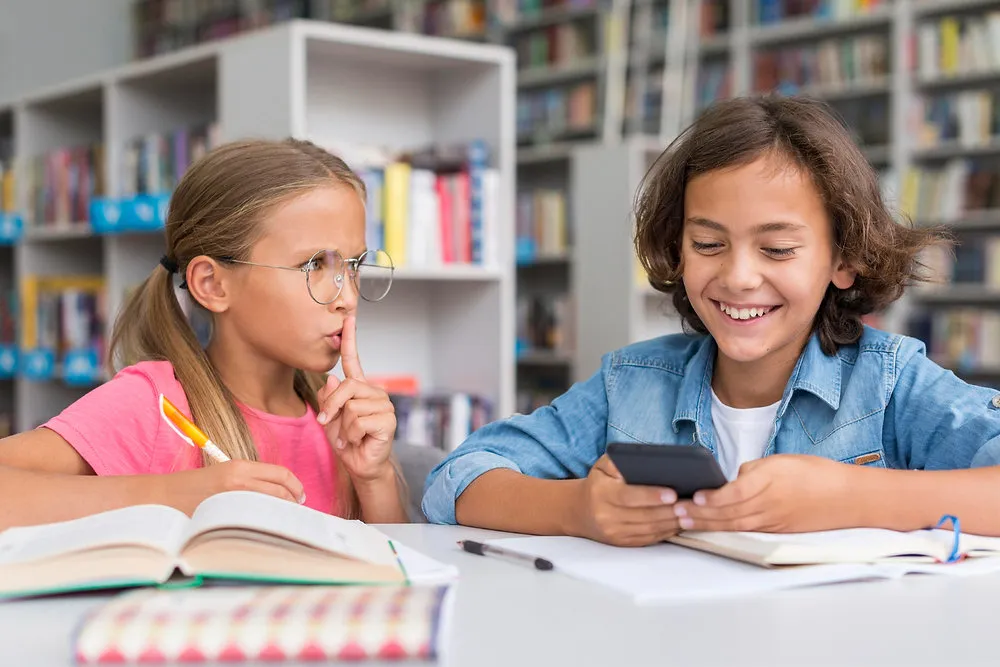 Escolas: médica fala da decisão da Unesco aos prejuízos causados pelo uso excessivo de smartphones 