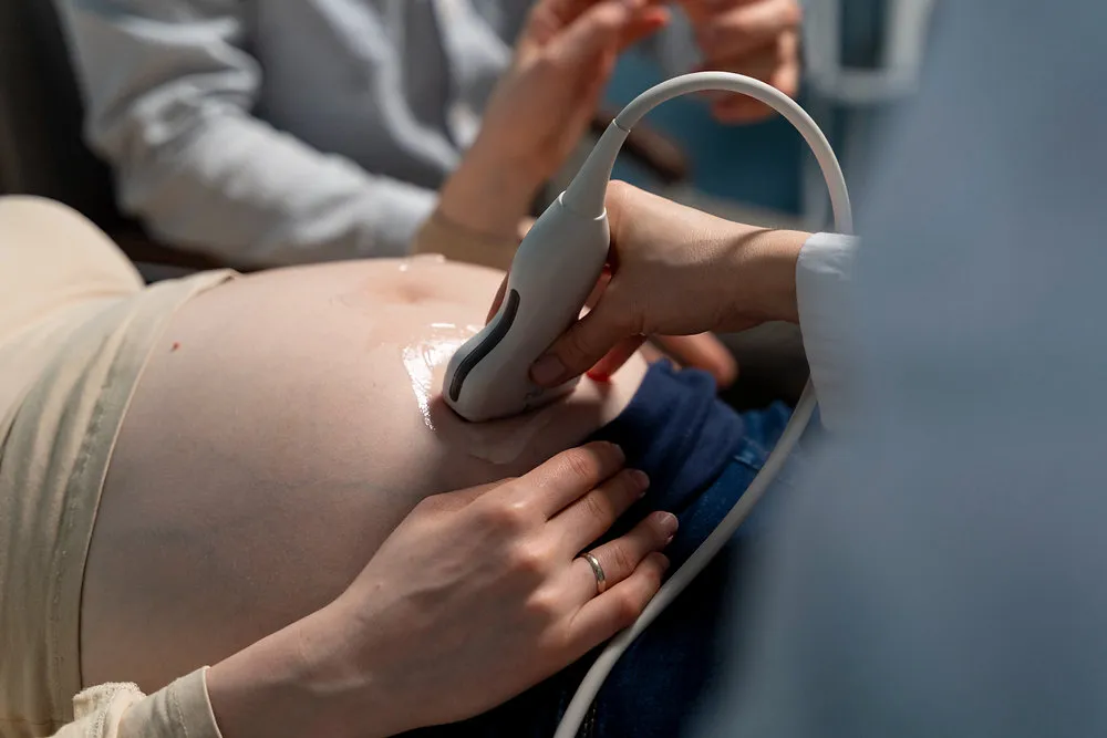 Dezembro Vermelho: pré-natal do parceiro é essencial para a prevenção de ISTs e proteção da gestante