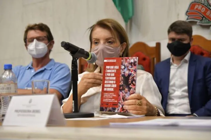 Alesp: deputada Professora Bebel coordena lançamento do livro “Memorial da Verdade”