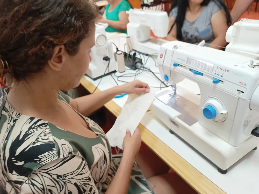 Piracicaba (SP): mulheres atendidas pelo Cram aprendem corte e costura no Sesc