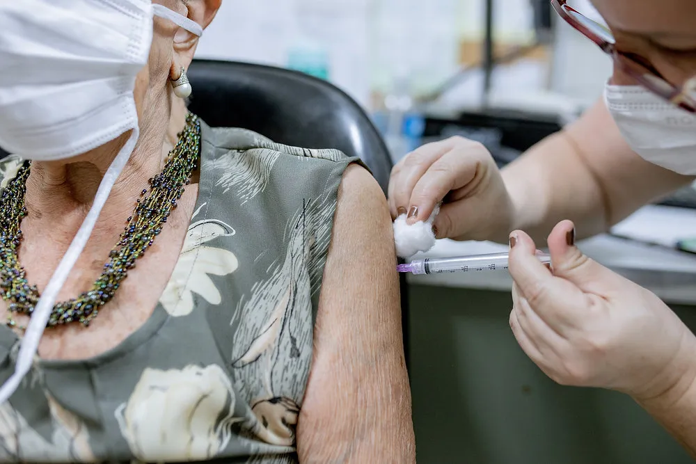 Covid-19: Saúde disponibiliza nova dose de reforço com a vacina bivalente em Piracicaba (SP)