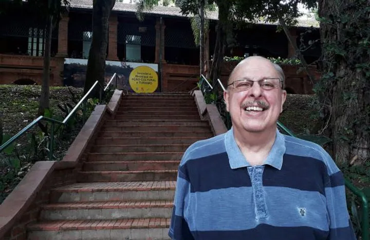 Linkado com: professor Adolpho no 48º Salão Internacional de Humor