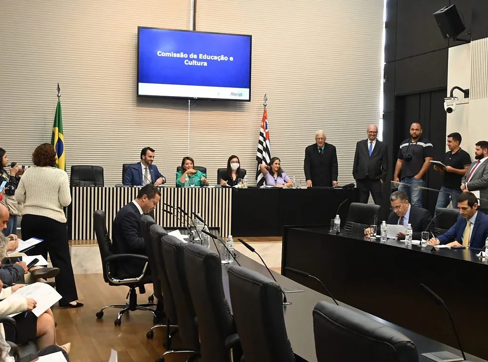 Deputada Bebel denuncia fechamento de mais de 300 salas de aulas no Estado de São Paulo