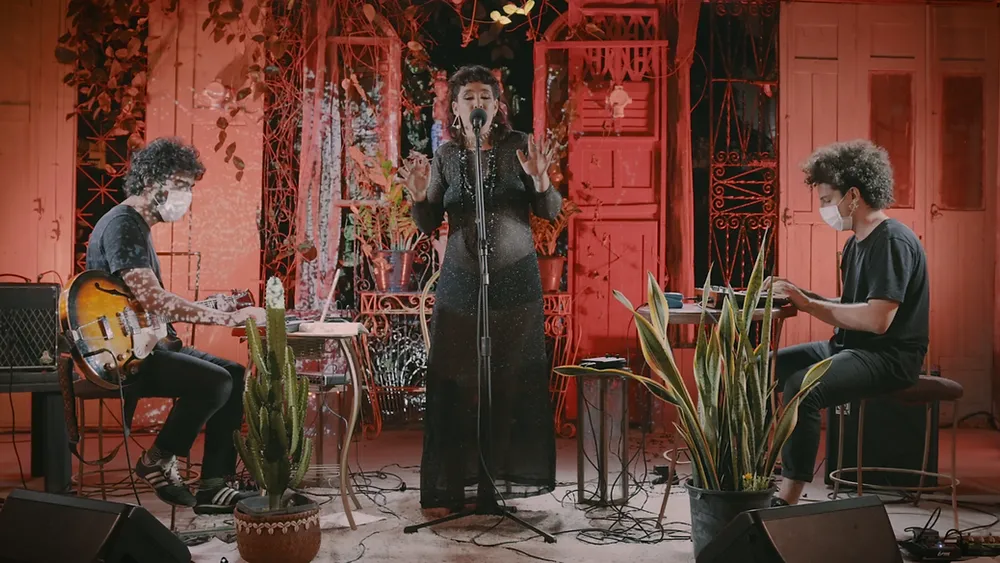 Hi-LoFi: Sandyalê revisita a discografia em versões minimalistas ao vivo