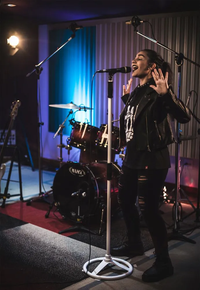 Ciça Moreira: single 'Confusa' e participação no Grand Prix Autoral Brasil da Radio Kiss FM
