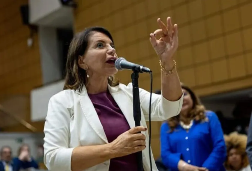 Bebel critica declaração do governador de queo professor não tem estrutura, mas tem amor