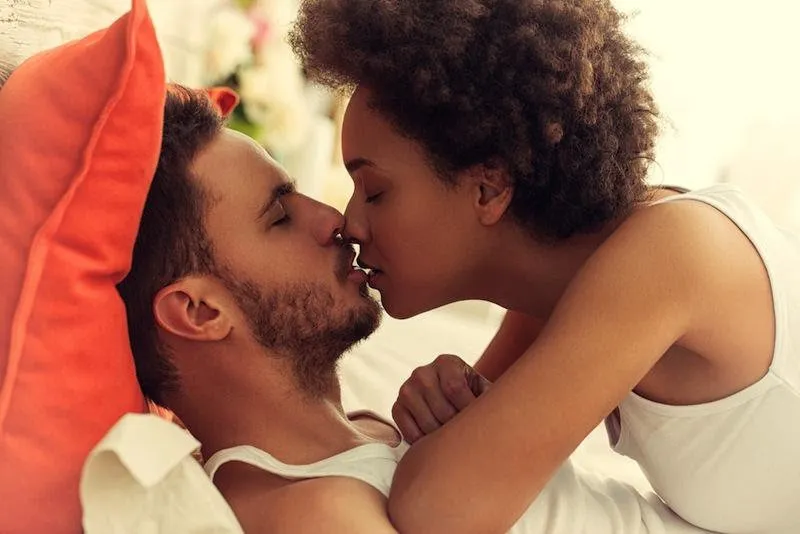 Beijo: especialista destaca quais as principais doenças causadas pela troca de saliva