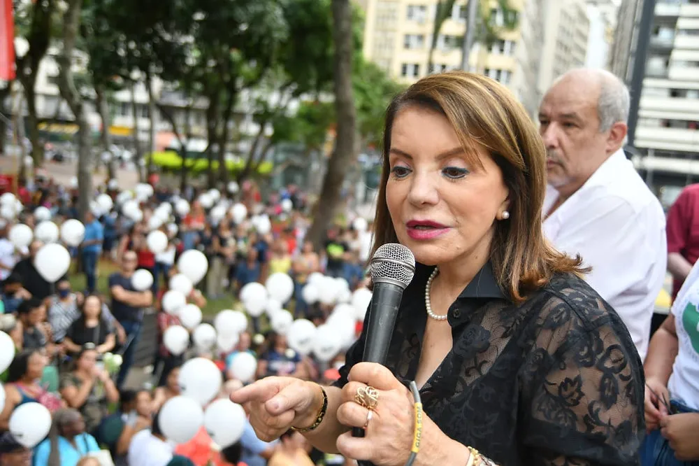 Deputada Bebel quer restituir direitos aos professores da rede de ensino estadual
