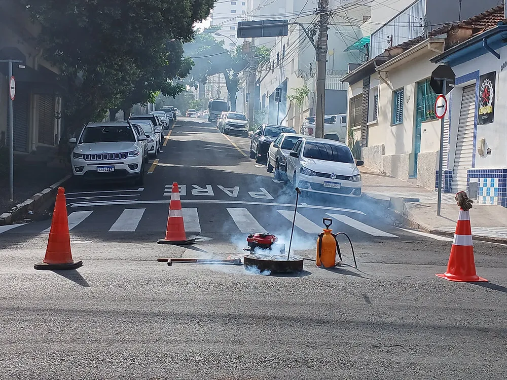 Mirante realiza testes de fumaça para detectar ligações irregulares na região do Largo dos Pescadores, em Piracicaba