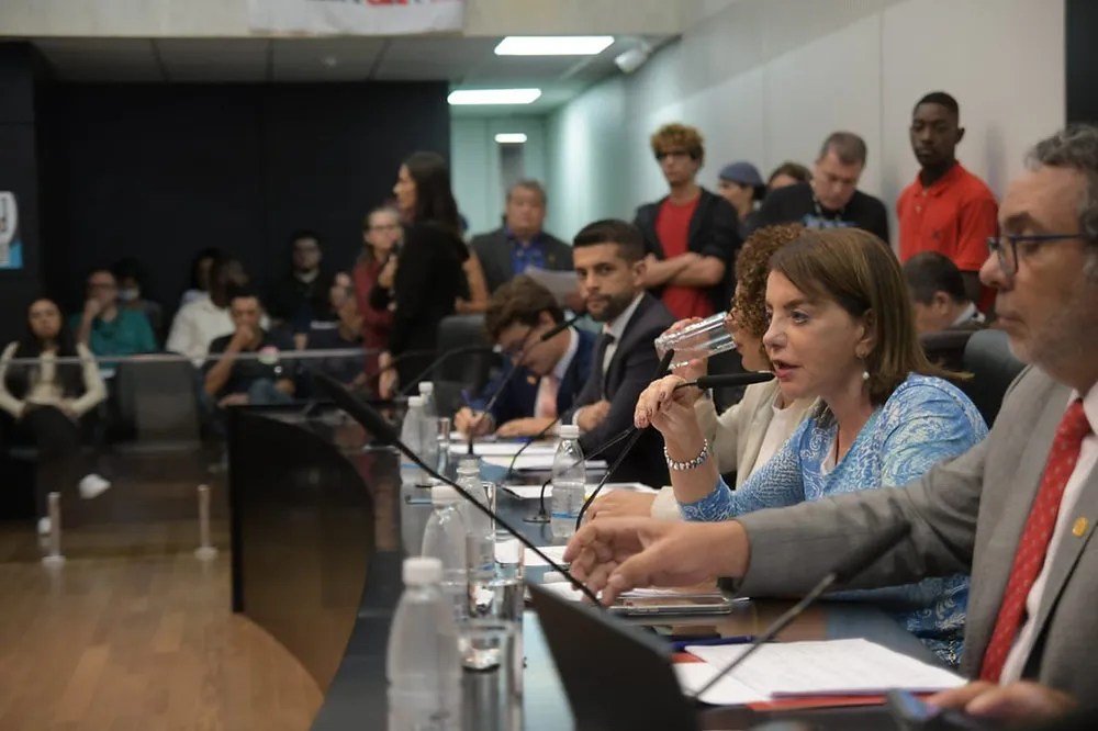 Alesp: Aprovado na CCJ projeto da deputada Bebel que institui programa renda mínima no Estado