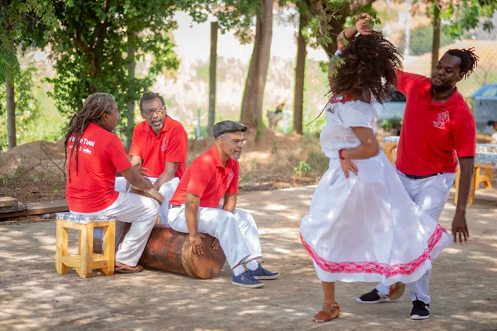 Projeto cultural leva tradições afro-brasileiras a escolas da rede pública do interior paulista 
