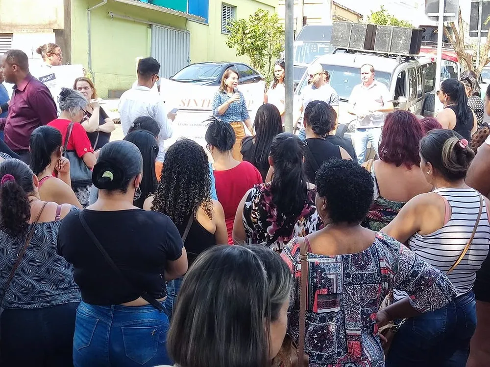 Piracicaba: cozinheiras escolares deflagram greve e recebem apoio da deputada Professora Bebel