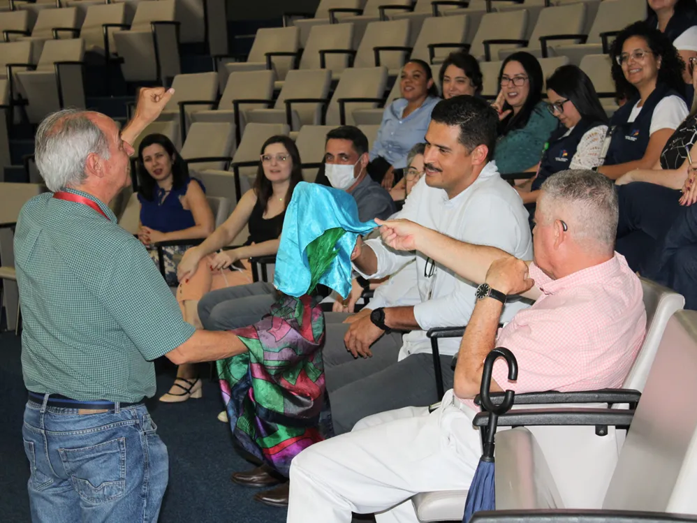 Médico apresenta práticas sobre saúde emocional e truques de mágica no Hospital Regional de Piracicaba