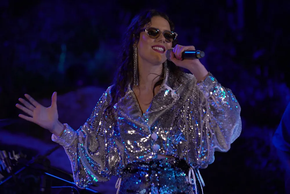 Amanda Mittz: cantora e compositora pop PCD canta sobre acessibilidade em 'Acesso (Ao Vivo)'