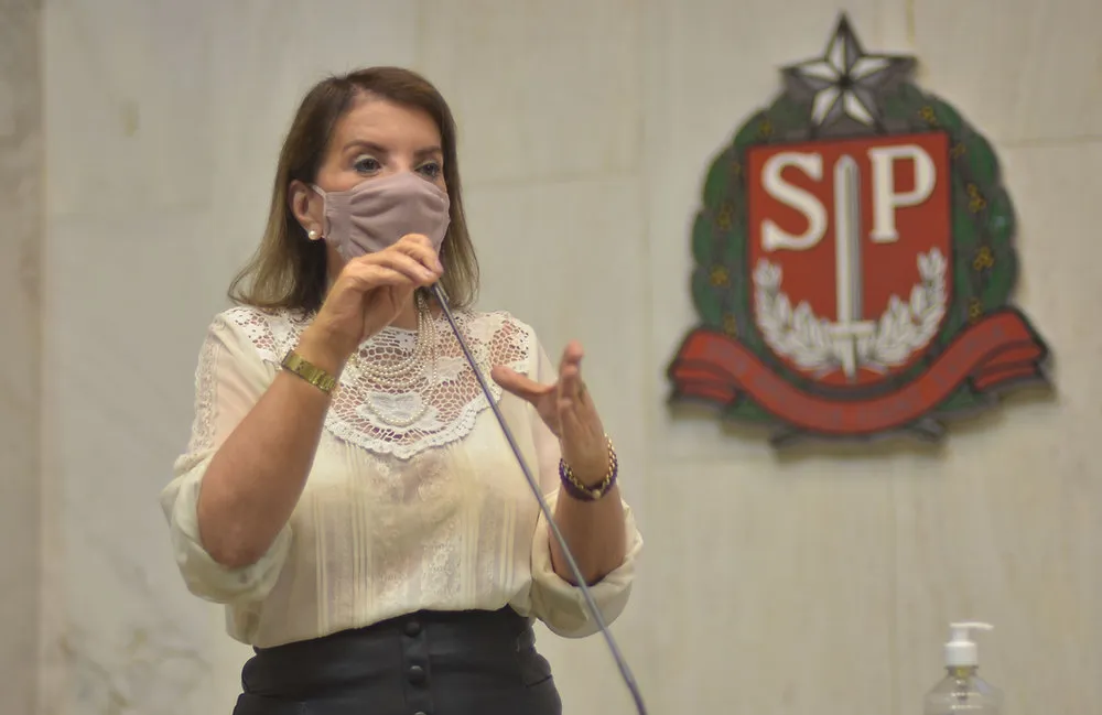 Servidores estaduais: deputada Bebel lança abaixo-assinado contra o confisco dos aposentados