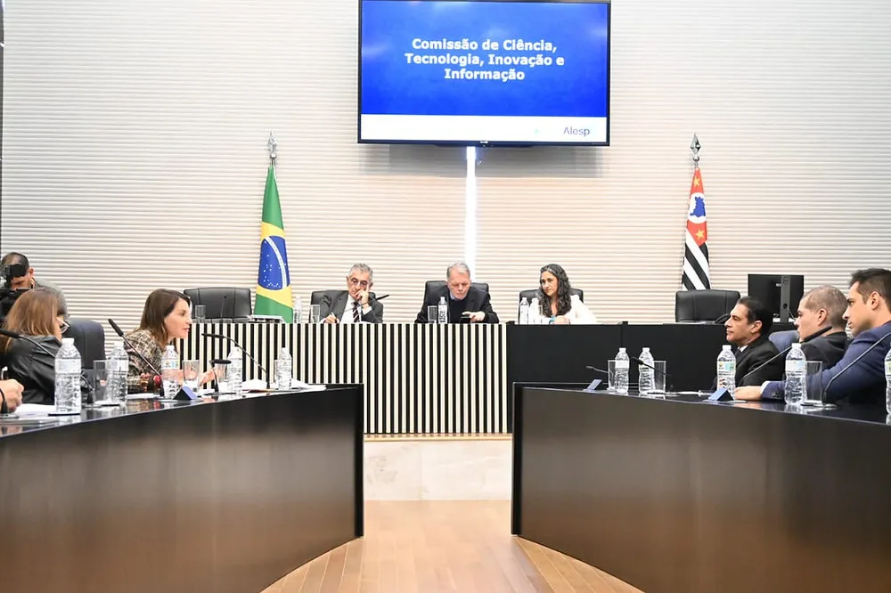 Deputada Bebel questiona secretário estadual sobre corte de gastos de universidades paulistas