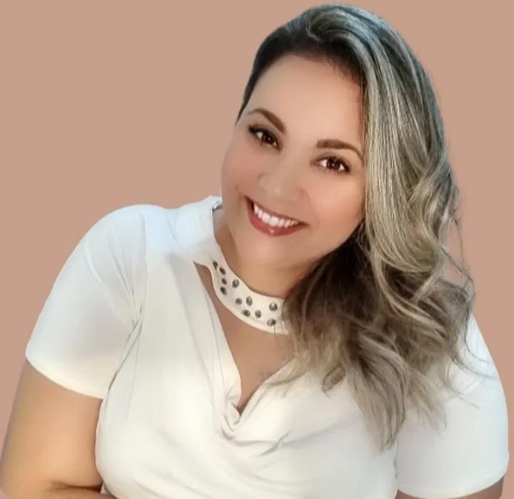 Destaque: Professora Ludmila Barreto dá o recado aos estudantes 