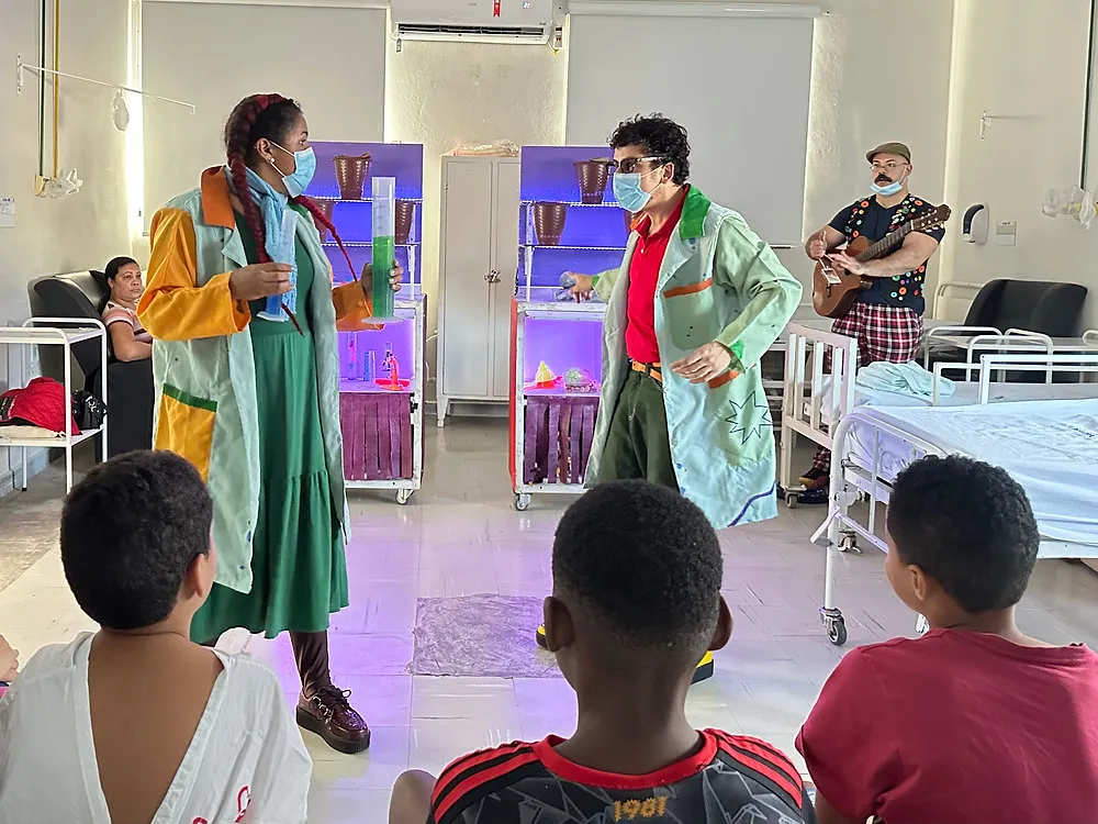 Projeto Laboratório Encantado leva espetáculo a crianças em alas pediátricas de Piracicaba (SP)