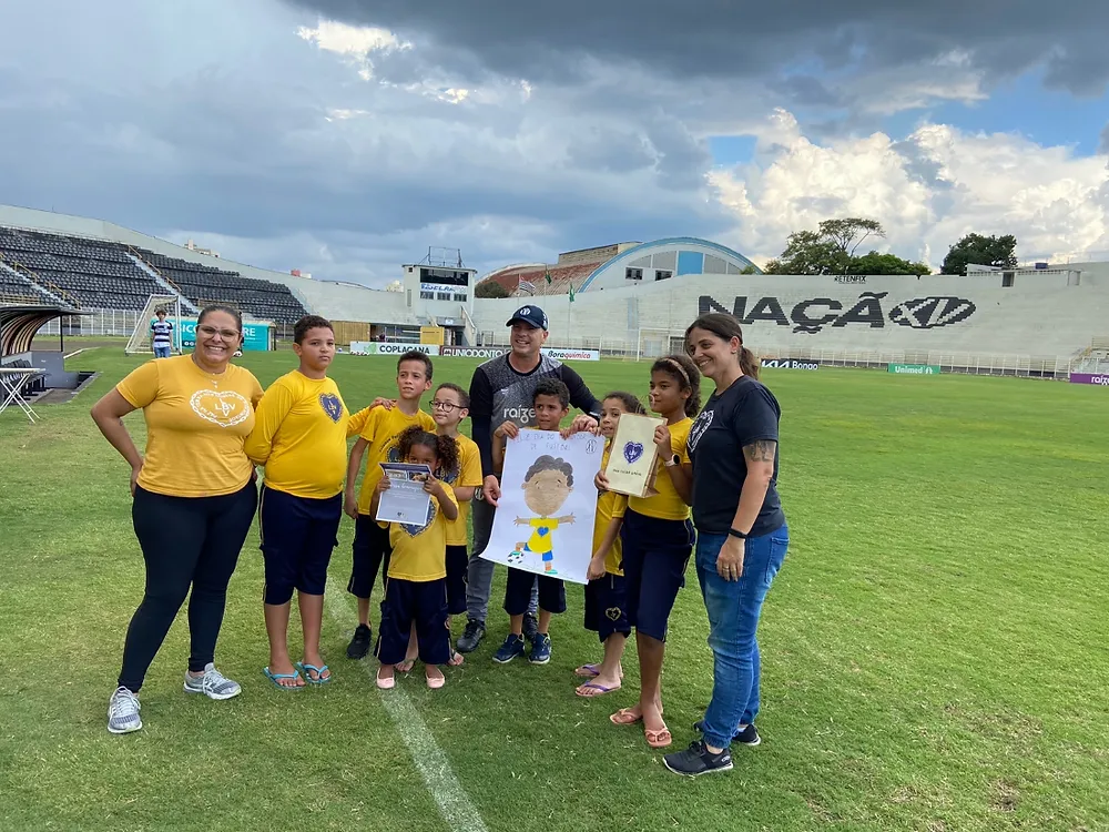 Técnico do XV de Piracicaba recebe homenagem de crianças atendidas pela Legião da Boa Vontade