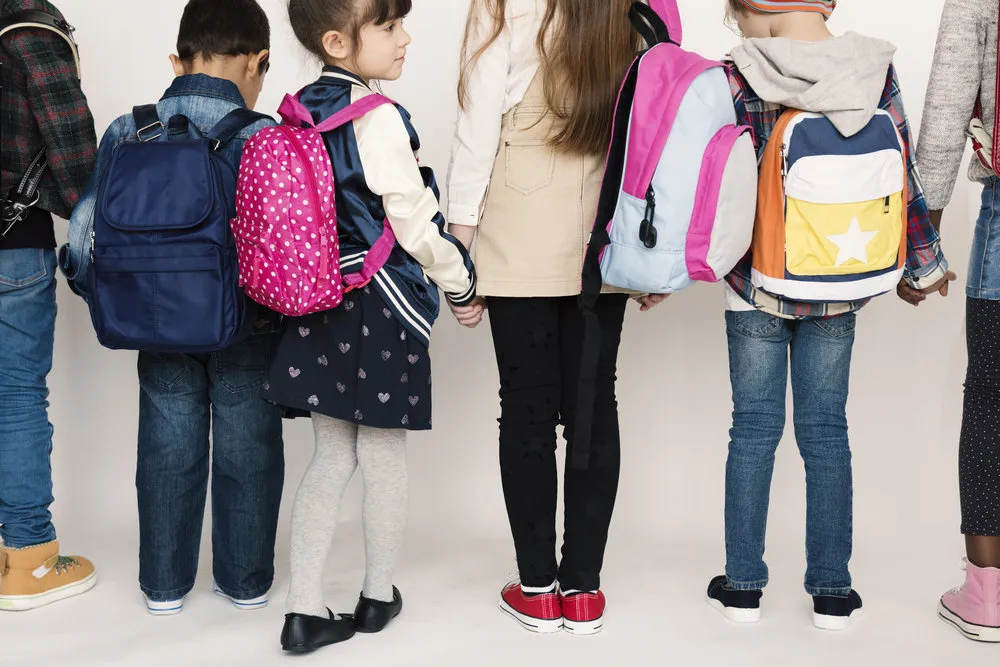 Crianças e adolescentes: ortopedista dá dicas para aliviar o peso das mochilas duranre o período escolar