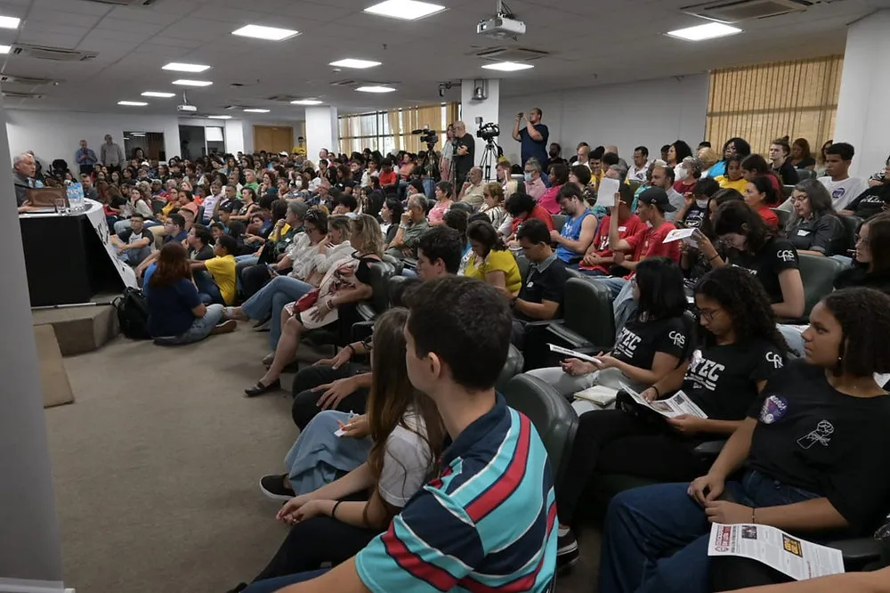Ensino médio: deputada Bebel ratifica defesa para atender interesses dos filhos dos trabalhadores