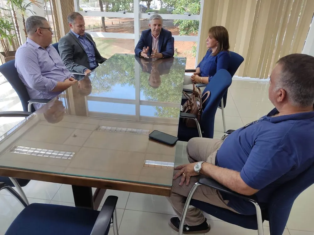 Deputada Professora Bebel visita a Delegacia da Receita Federal em Piracicaba (SP)