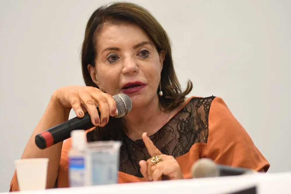 Rede estadual: deputada Bebel luta para impedir a demissão de 41 mil professores da categoria O