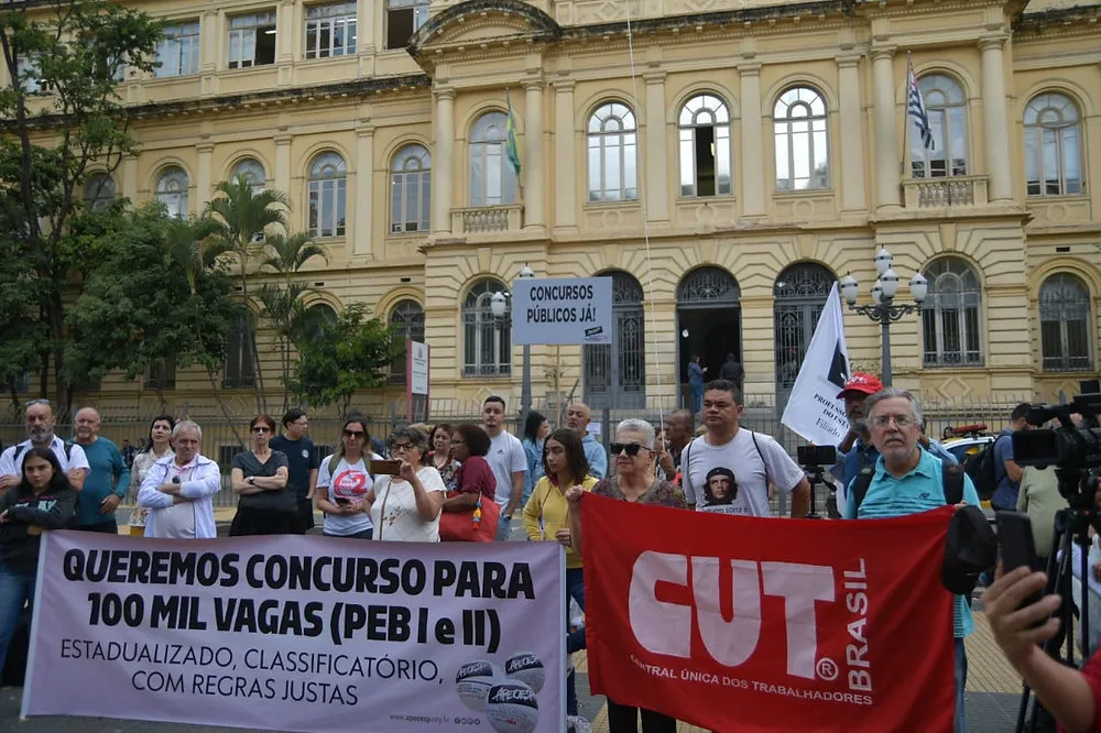 São Paulo: Apeoesp promoveu manifestação por concurso para 100 mil professores no Estado