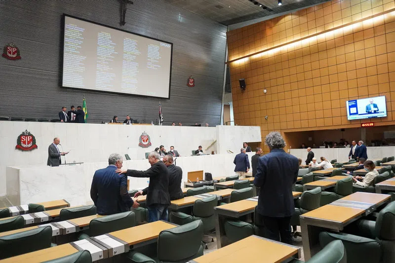 Projeto aprovado pela Alesp amplia auxílio para desempregados a até um salário mínimo