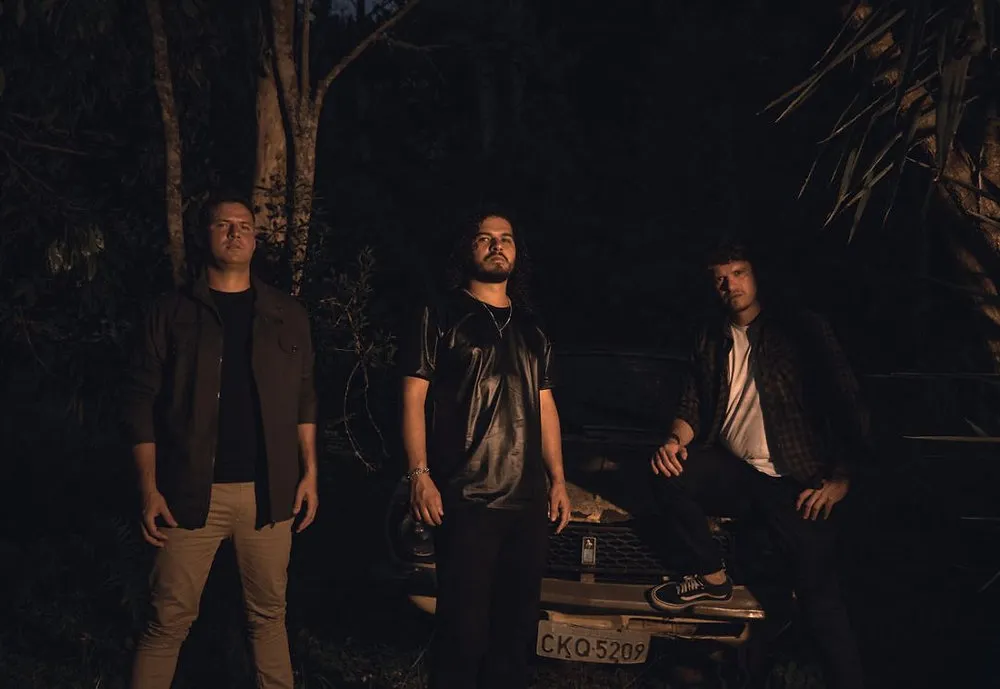 Selva Stone traz mensagem de alerta sobre assédio infantil no clipe de 'A Rosa e o Vento'