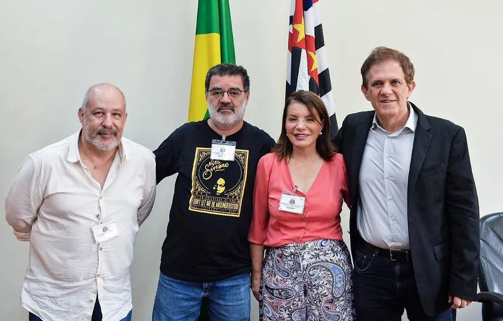 Apeoesp promove abaixo-assinadoe faz vigília por nova atribuição de aulas da rede estadual
