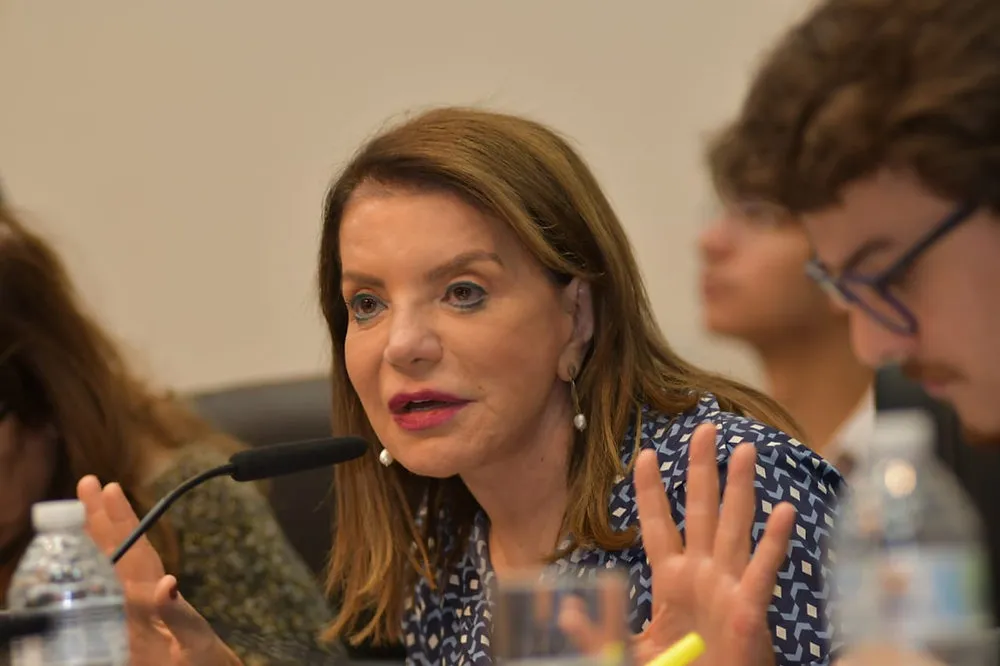 Bebel propõe redução da jornada de servidores para cuidar de crianças portadoras de TEA