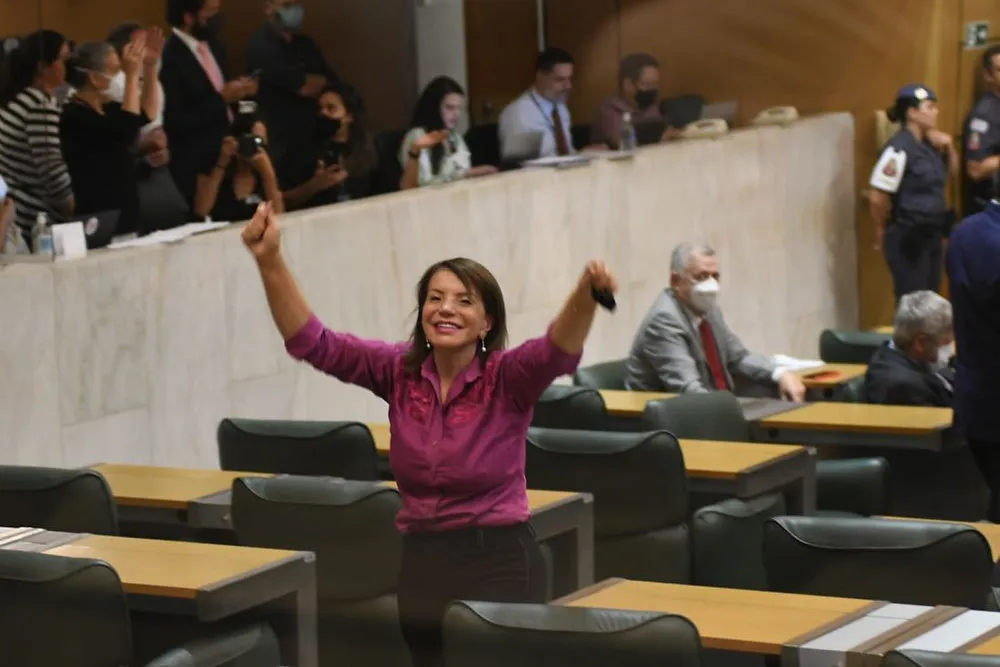 Magistério: deputada Bebel lidera movimento e barra votação do PLC da nova carreira 