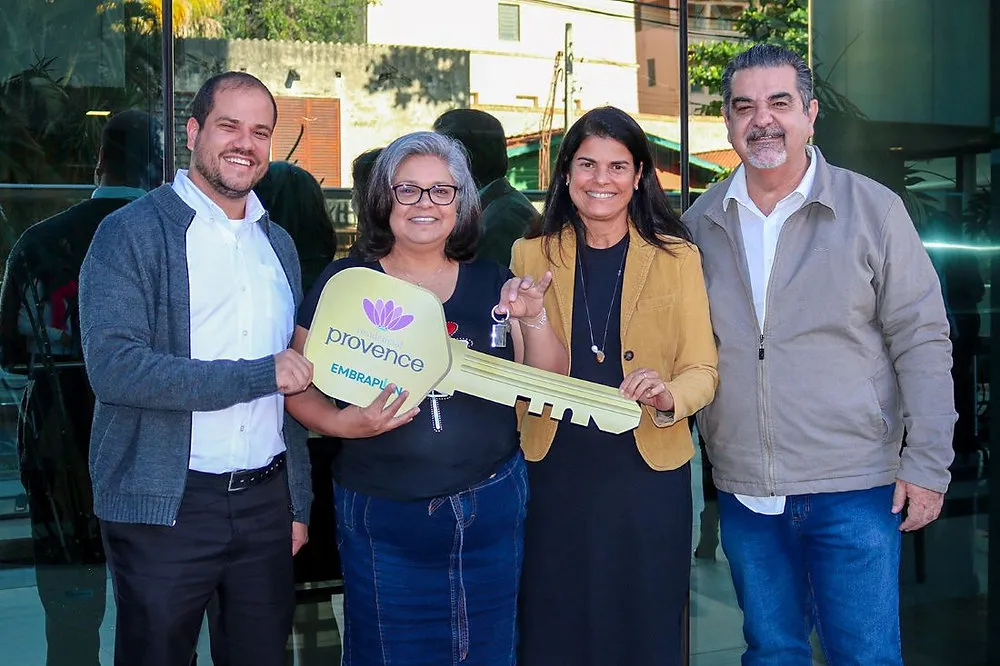 37ª Festa das Nações de Piracicaba: vencedora da rifa recebe as chaves do apartamento da Embraplan 